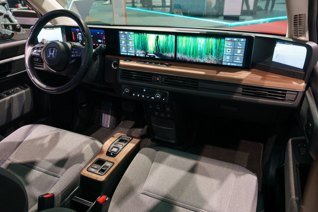 Honda setzt High-Tech-Maßstäbe: Farbbildschirme über die gesamte Fahrzeugbreite. Die Inhalte lassen sich auf den nächsten Screen verschieben.
