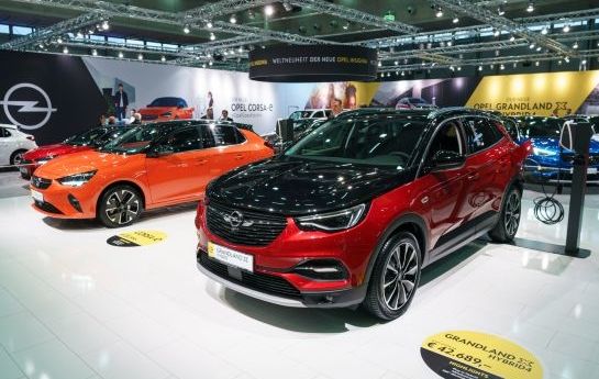 Opel kann seit dem Zusammenschluss mit PSA auf neueste Technik zugreifen und nutzt sie für eine ökologische Offensive: Erstmals in Österreich zu sehen ist der Corsa-e, eines der preislich attraktivsten Elektroautos. Das ebenfalls neue SUV Grandland X HYBRID4 kombiniert 300 PS mit 50 Kilomtern elektrischer Reichweite. Der Opel Insignia Sports Tourer Ultimate – übrigens eine echte Weltneuheit auf der diesjährigen Vienna Autoshow – senkt seine CO2-Werte auf rund 100 g/km ab, grandios für eine großen Kombi mit Verbrennungsmotor. - Effizient oder gleich elektrisch