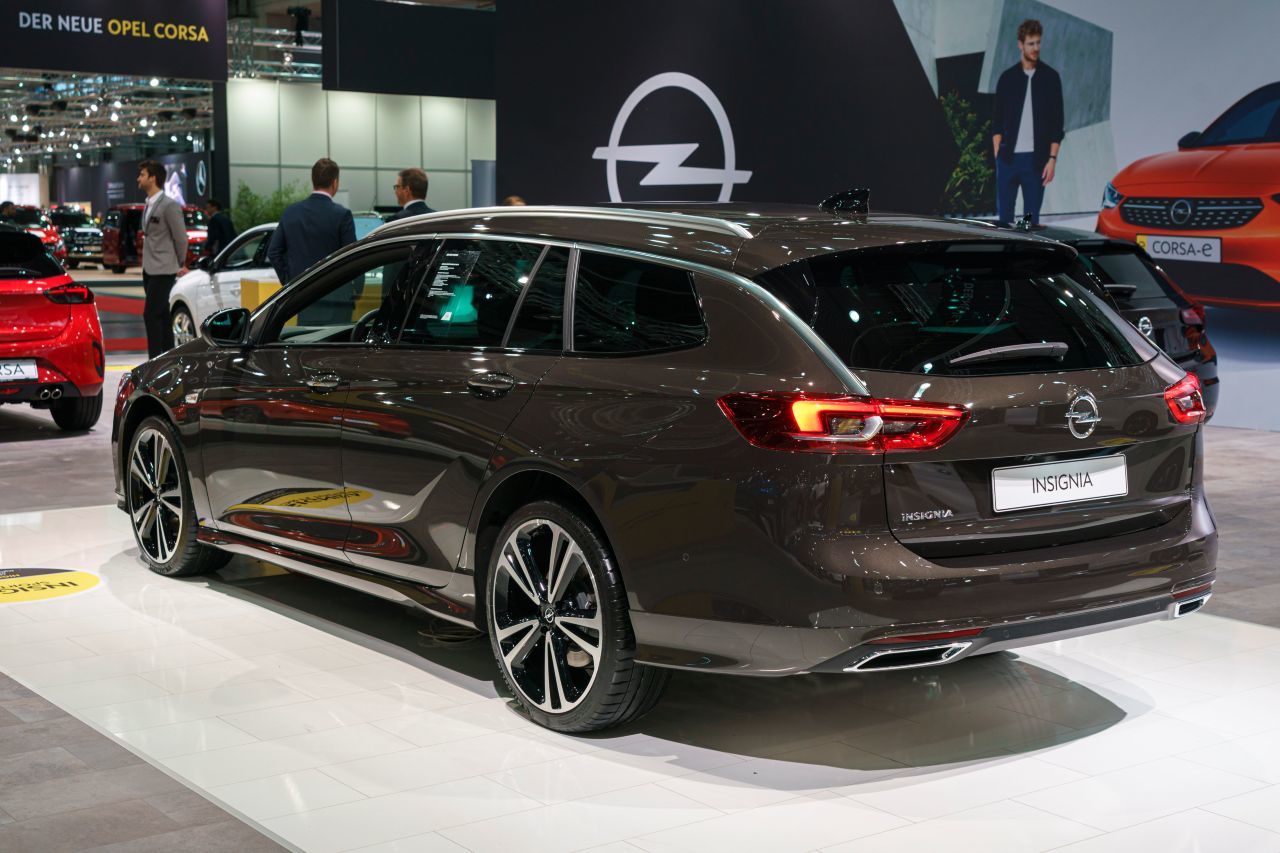 Der Opel Insignia Sports Tourer Ultimate hat neuen Benzin- und Dieselmotoren an Bord, auch reibungsarme Getriebe und Aero-Shutter erhöhen die Effizienz.