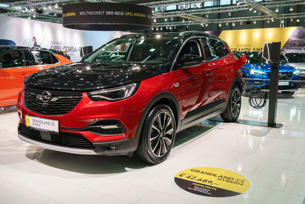 Der Grandland X Hybrid4 verbindet einem 1,6-Liter-Turbobenziner mit zwei Elektromotoren.