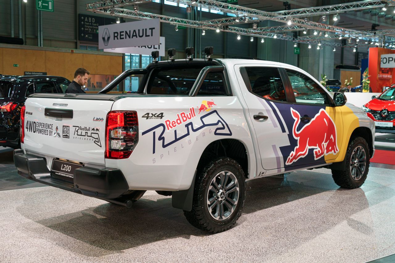 Am Messestand präsentiert Mitsubishi ein Fahrzeug aus der neuen Kooperation.