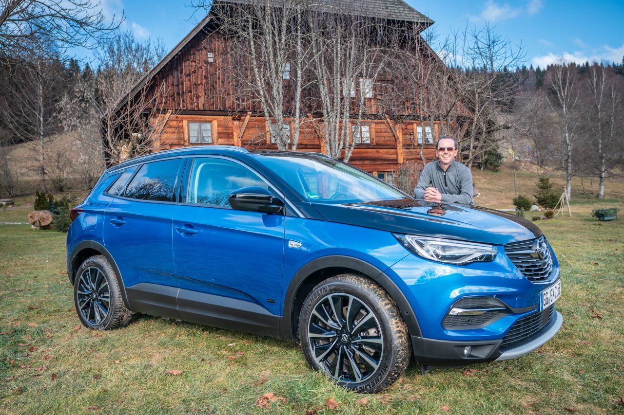 Fazit von Motorprofis-Tester Fabian Steiner: „Durch die neue Plug-in-Hybrid-Technik mit Allrad und 300 PS entsteht ein oberklassiges Fahrerlebnis, das selbst vielen BMW-, Audi- und Mercedes-Modellen mit herkömmlichen Antrieben überlegen ist. Das verändert auch die Perspektive auf den Kaufpreis. Der Hybrid 4 ist dann ideal, wenn man regelmäßig laden und somit im Alltag elektrisch fahren kann. Den Benziner hat man für alle Fälle in der Hinterhand.