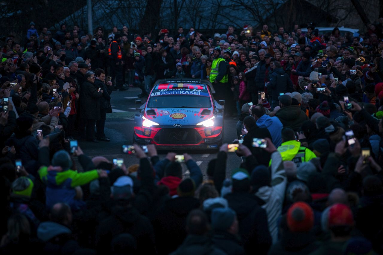 Faszination Monte Carlo Rallye: Am Ende konnte sich Hyundai von den Fans bejubeln – und bestaunen – lassen.