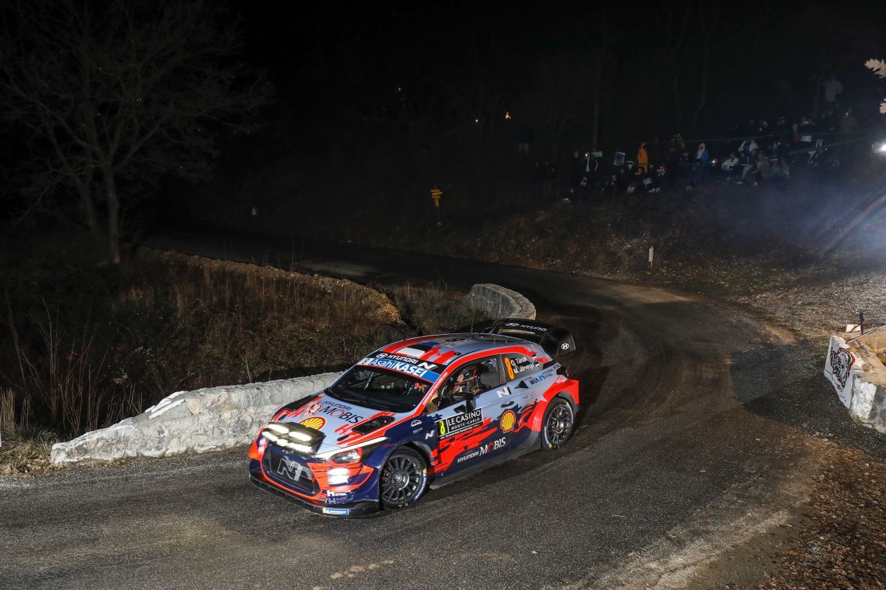 Weltmeister Ott Tänak hatte bei seiner Hyundai-Premiere nur einen kurzen, aber spektakulären, Auftritt.