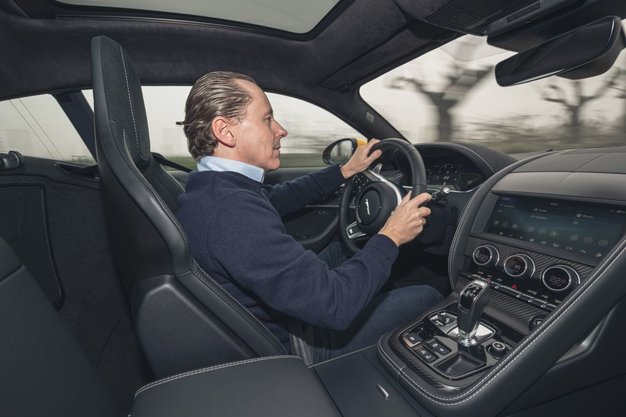 Die Instrumente sind nun als großes TFT-Display ausgeführt. Im Dynamik-Modus rückt ein großer Drehzahlmesser ins Zentrum.