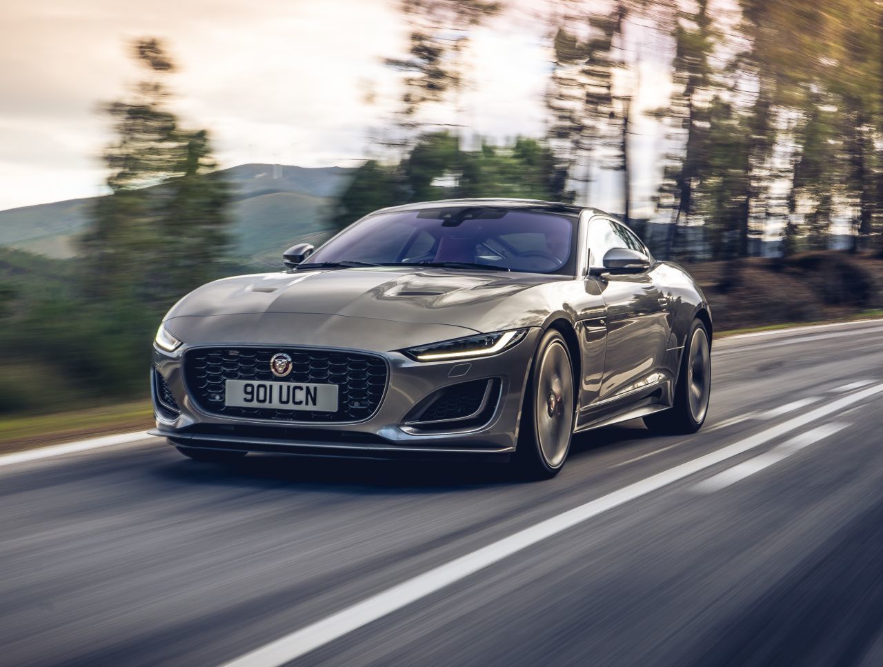 Aus sportlicher Sicht darf man die Einstiegsvariante nicht unterschätzen: Man kann den F-Type P300 auf kurvigen Strecken ganz schön fliegen lassen.