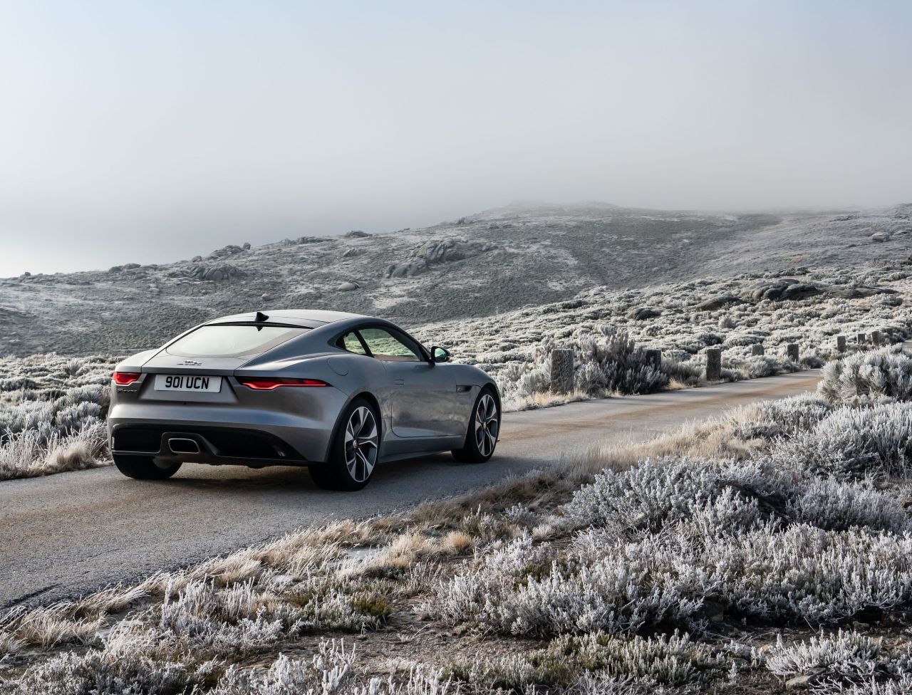 P300: Der leichteste aller F-Type (er wiegt immerhin 200 Kilo weniger als der F-Type R) liegt unglaublich neutral, hat enormen Grip auf der Vorderachse.