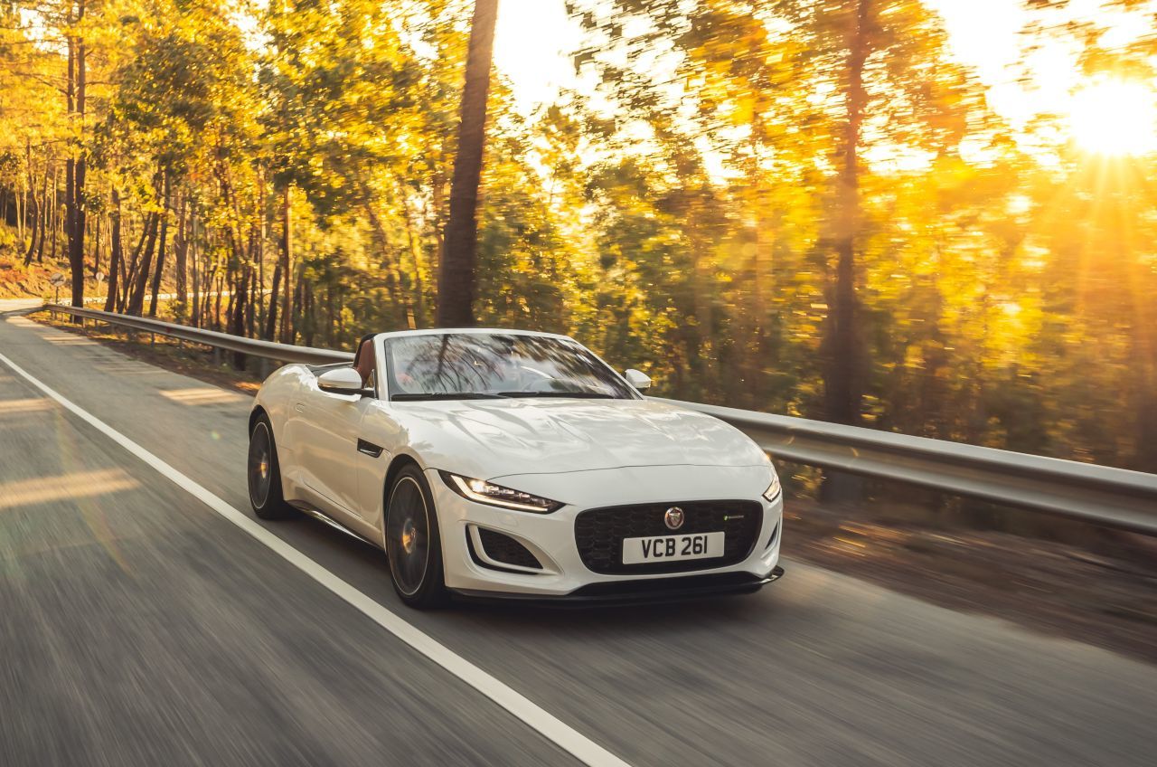 Jaguar bietet als neue Mitte der Motorenplatte einen „kleineren“ V8 annähernd zum Preis des bisherigen V6 an – hier als P450 Cabriolet.