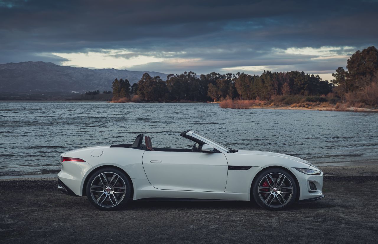 Das Cabrio-Design hat eine ganz andere Ästhetik als das Coupé und lebt vom Roadster-Purismus.