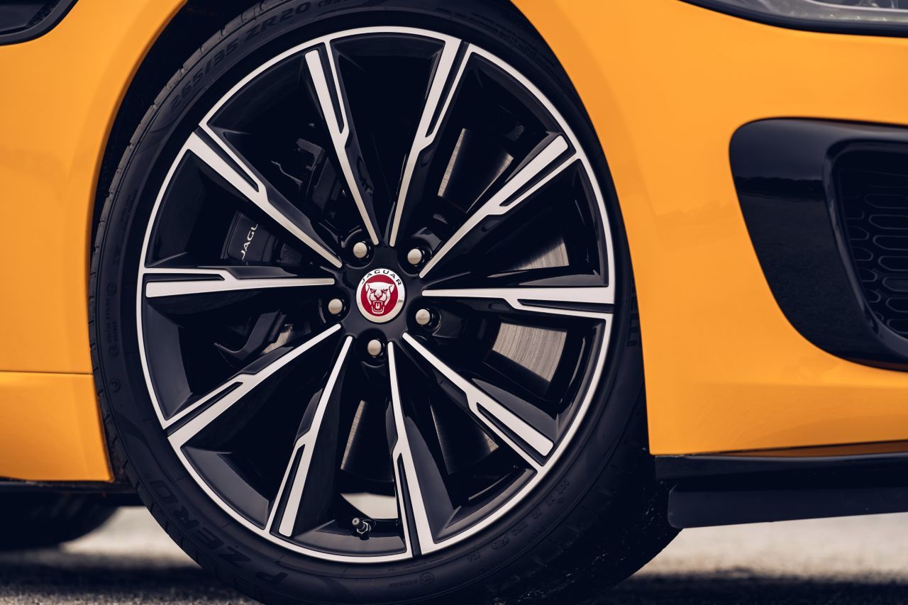 Der F-Type R fährt sereienmäßig auf 20-Zöllern.