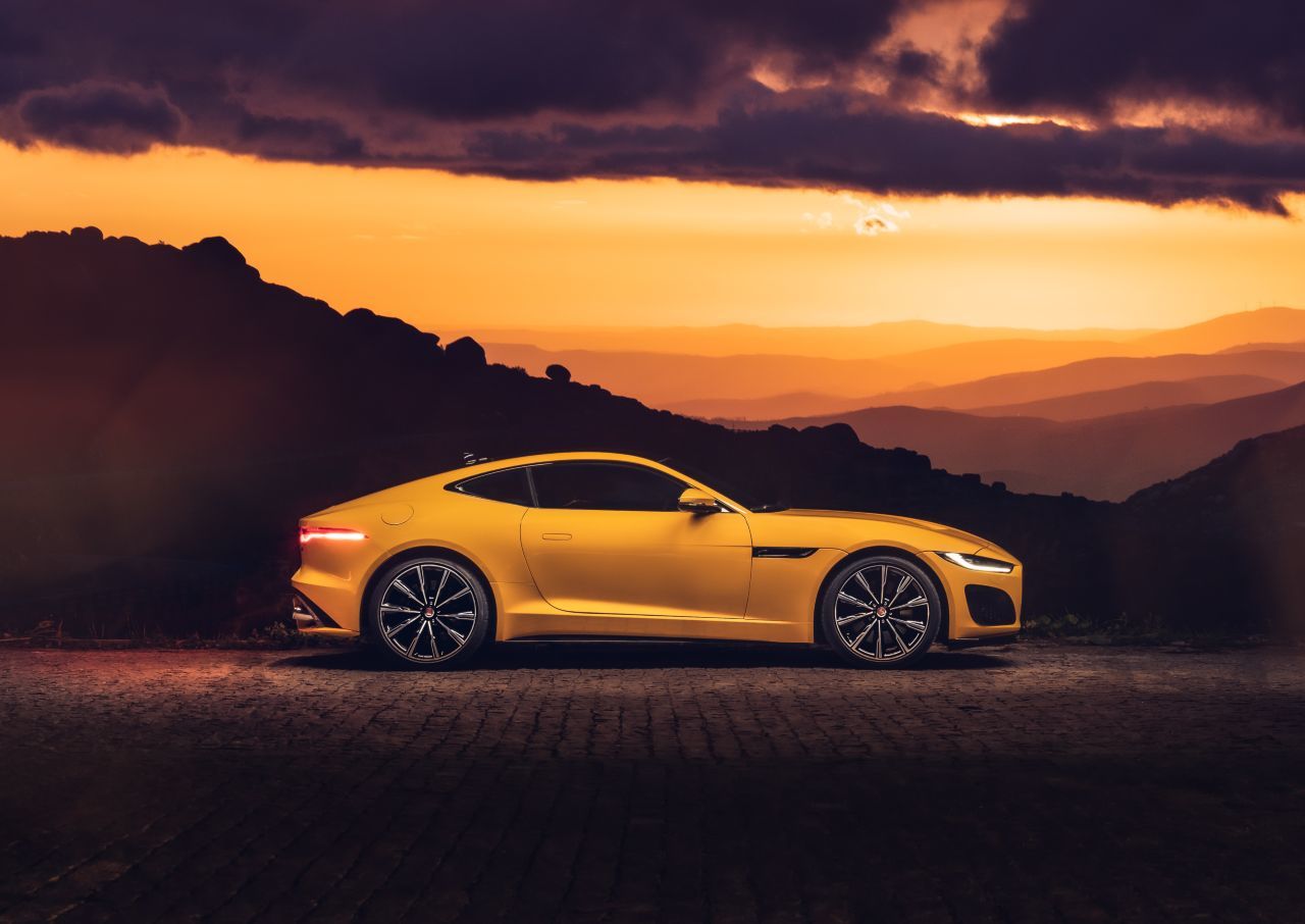 Fazit von Motorprofis-Tester Fabian Steiner: „Mit einem V8 zum Preis des bisherigen V6 und einer im Konkurrenz-Vergleich günstigen Topversion bietet der neue Jahrgang des F-Type viel fürs Geld – zumal er als konsequenter Vollstrecker seiner bis zu 575 PS und dennoch unprätentiöser Alltagsbegleiter auch den Nerv der Porsche-Fahrer trifft.
