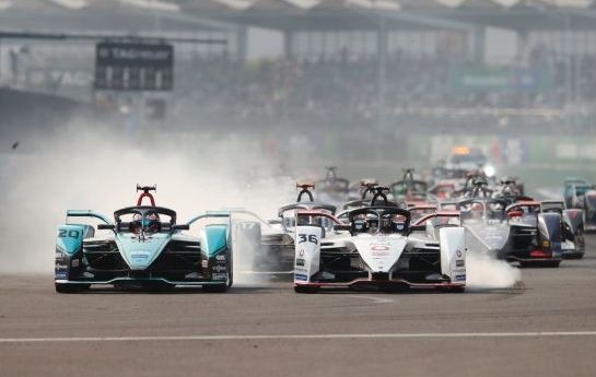 Großer Jubel bei Jaguar: Mitch Evans gewinnt den E-Prix in Mexiko auf beeindruckend souveräne Weise. - Jaguar jagt den Titel