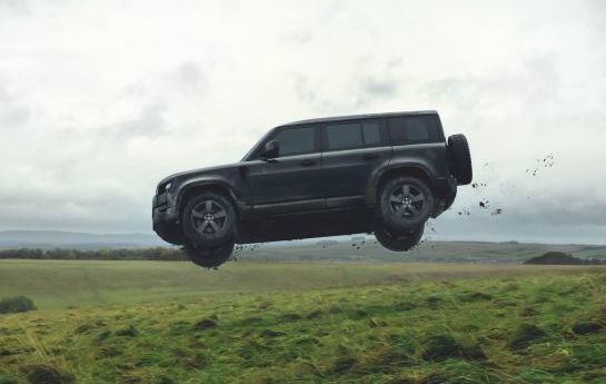 Der neu entwickelte Defender soll das robusteste Auto in der Geschichte von Land Rover sein – den ersten „Kunden“ hat das offensichtlich herausgefordert. - Kommt ein Defender geflogen