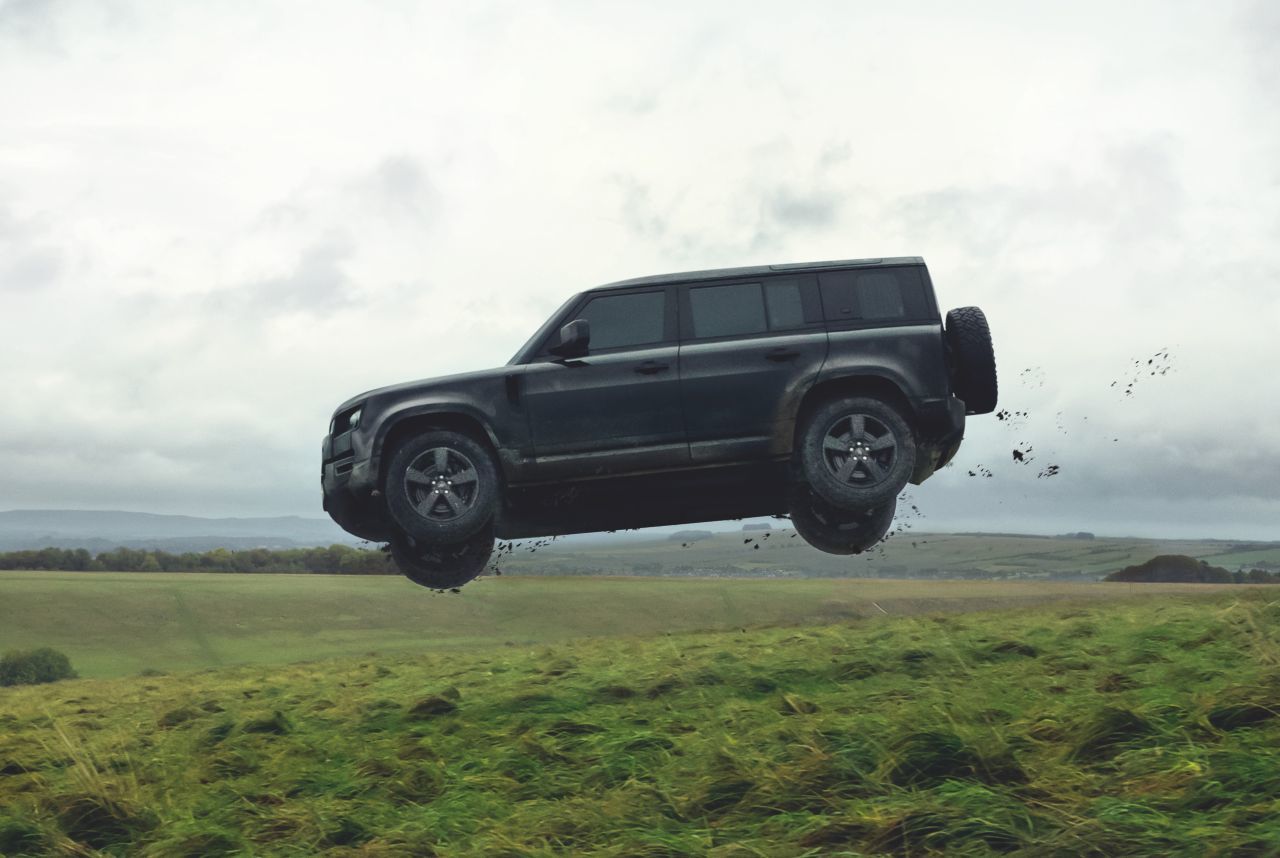 Wilde Verfolgungsjagd im neuen James Bond-Film: Ein Land Rover Defender hebt spektakulär ab und macht einen 30-Meter-Sprung.