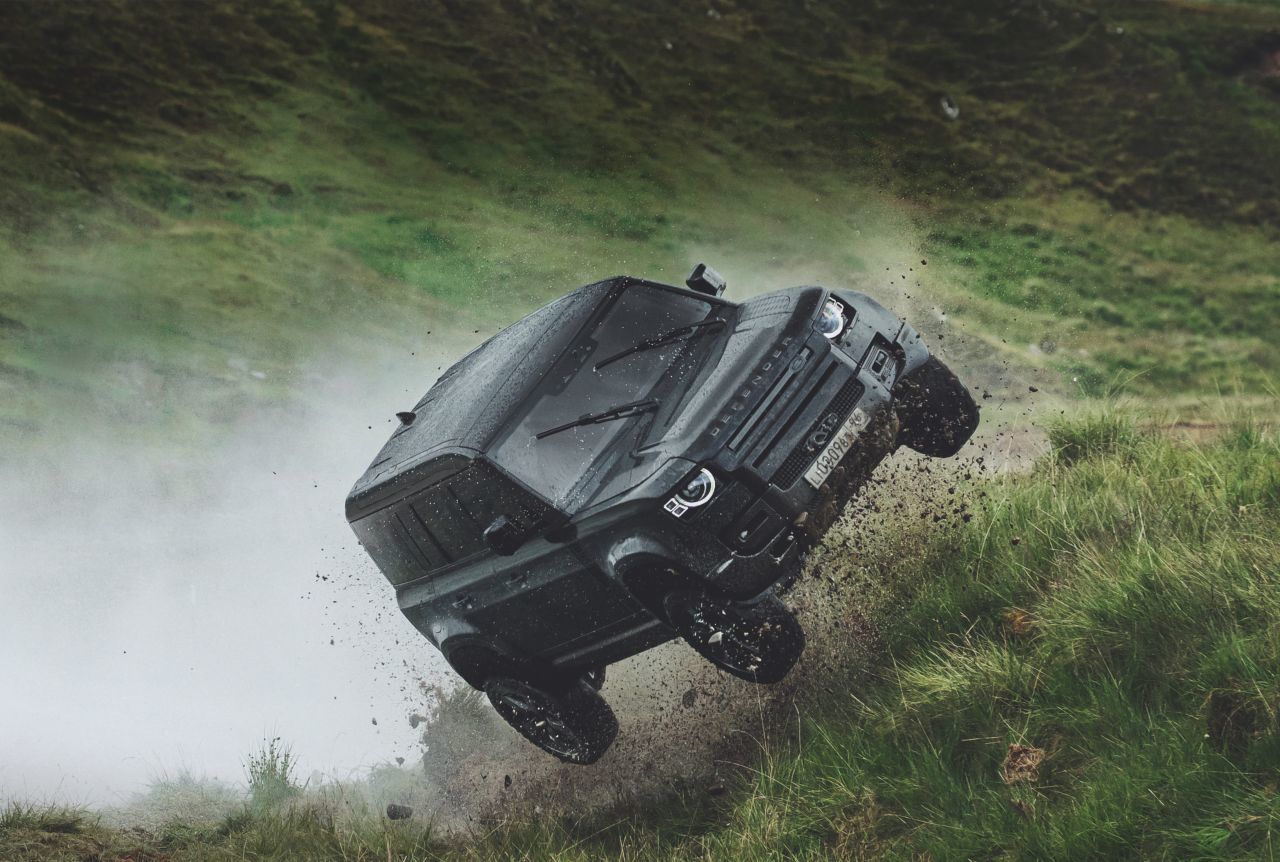 Land Rover bestätigt, dass die Karosseriestruktur des Defender mit Ausnahme eines Überrollkäfigs für die Stunts vollkommen unverändert blieb.