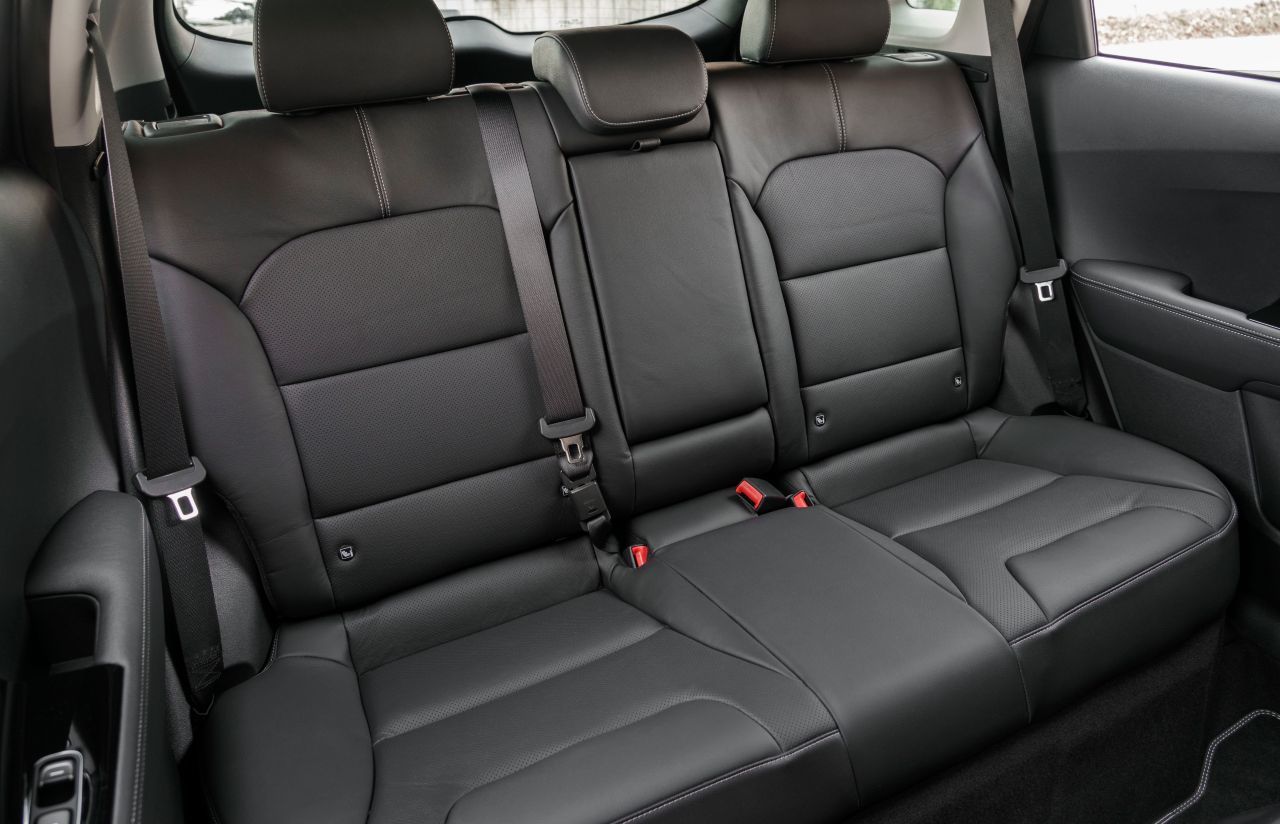 Das Platzangebot in Reihe zwei ist gut. Und trotz Hybridsystem bietet der Niro einen durchaus klassenüblichen Kofferraum für ein kompaktes SUV.