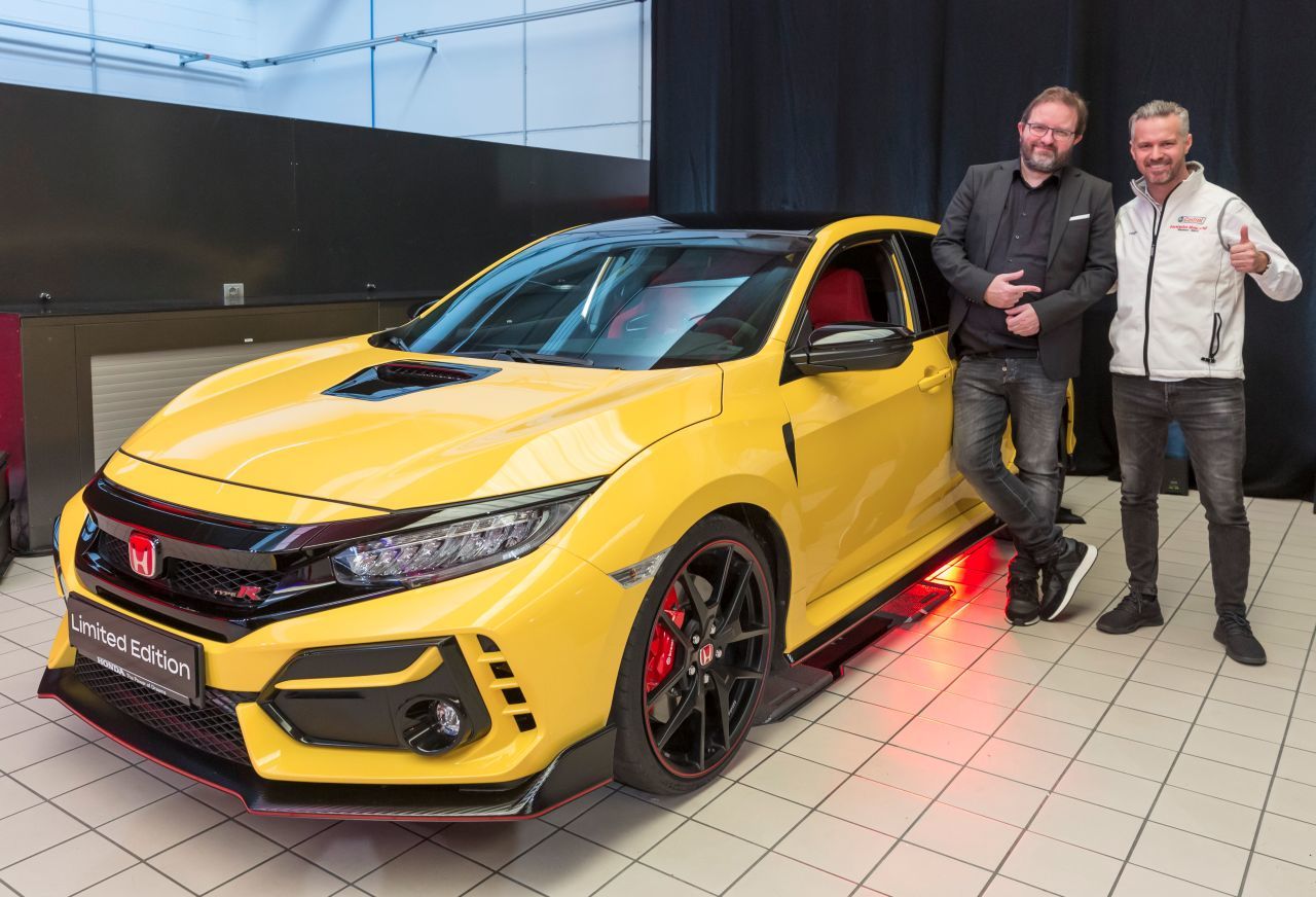 Auch Vollgastiere wollen gestreichelt werden: Gerald Enzinger und Honda-Legende Tiago Monteiro mit der Limited Edition des Honda Civic R-Type.