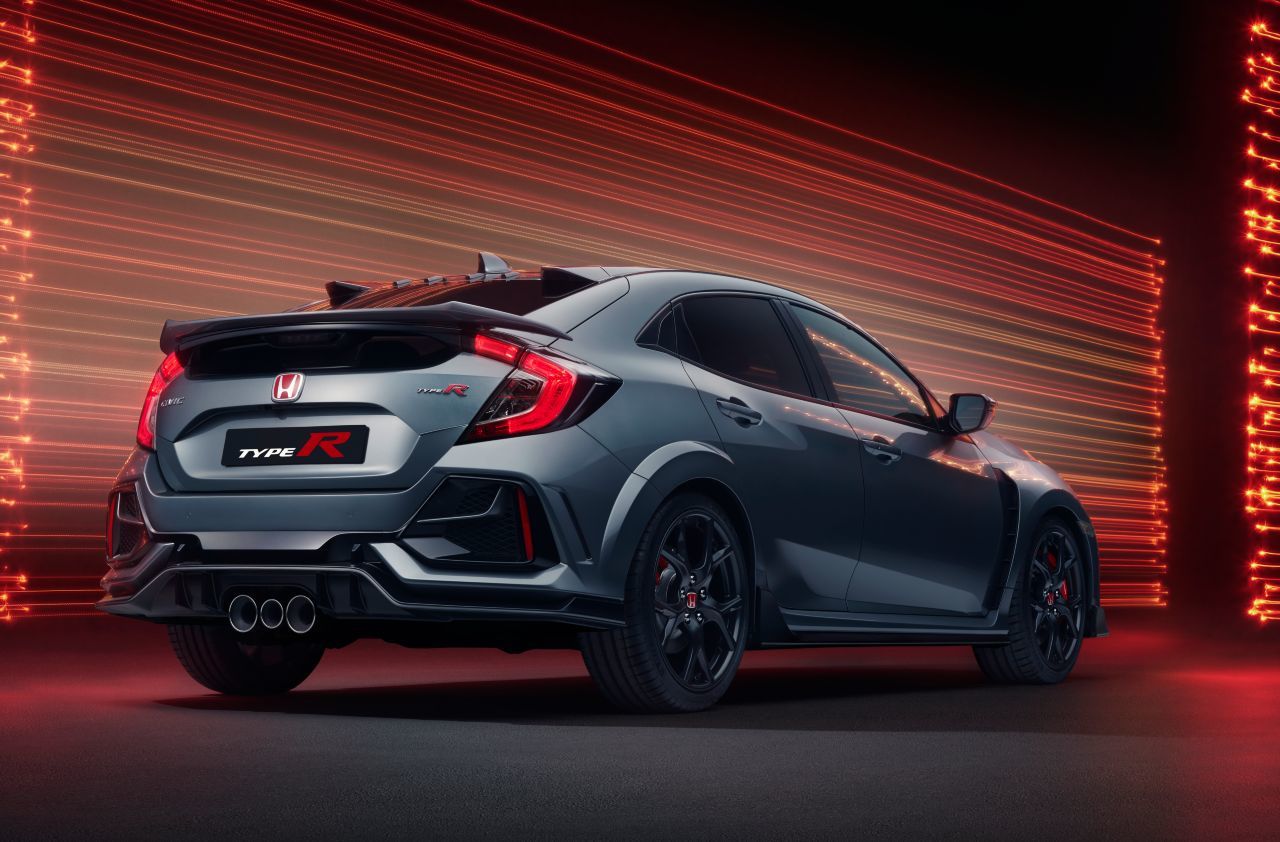 Der Heckspoiler ist beim Type R Sport Line wesentlich tiefer platziert, daher wird das Auto dezenter.