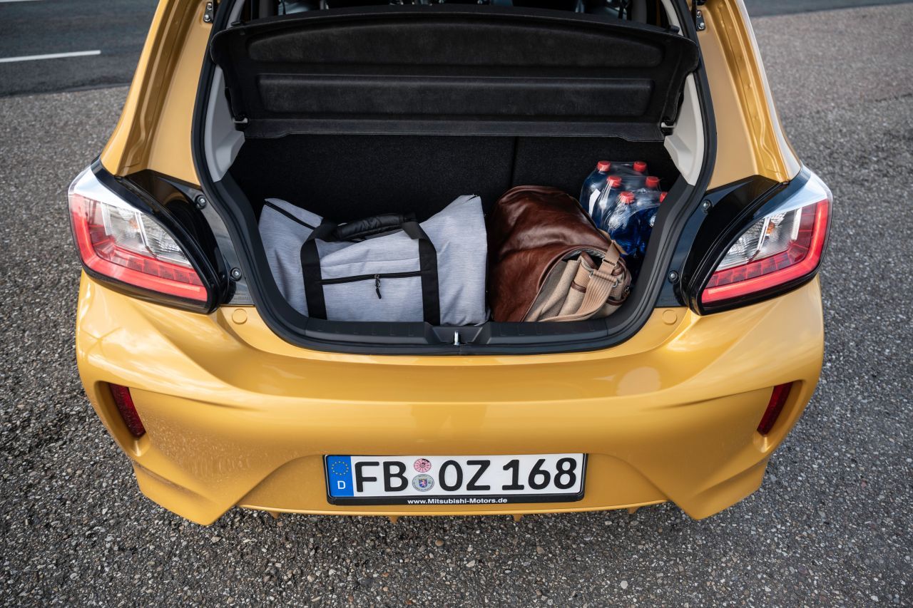 Das Kofferraumvolumen hinter den Rücksitzen beträgt 235 Liter, durch Ziehen an zwei Stofflaschen legt man die Rücksitzbank im Verhältnis 60:40 um.