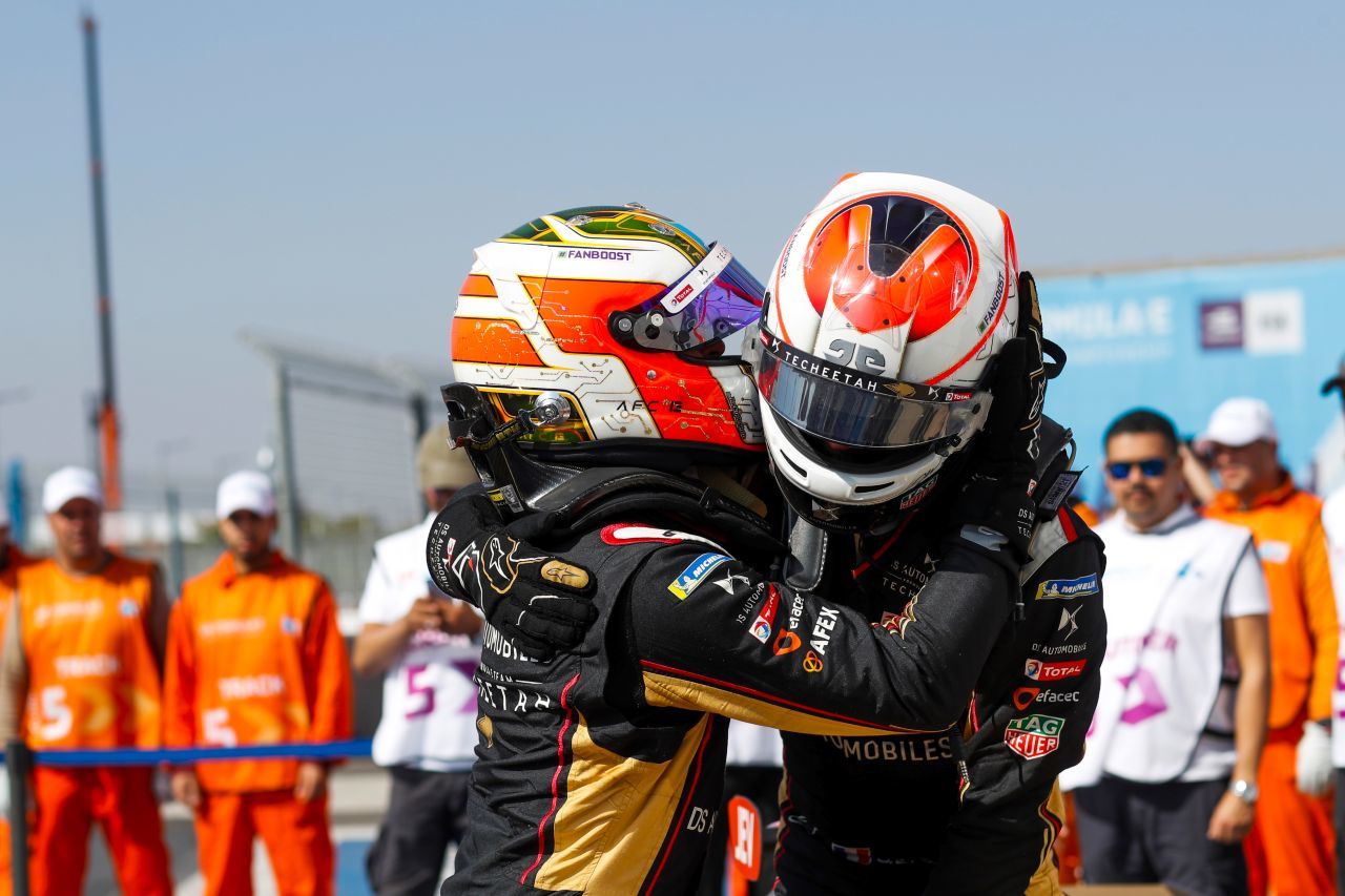 Der erkrankte DS-Teamkollege Jean-Eric Vergne fuhr ein sensationelles Rennen. Er wurde noch Dritter und umarmte seinen Freund Antonio Felix da Costa innig.