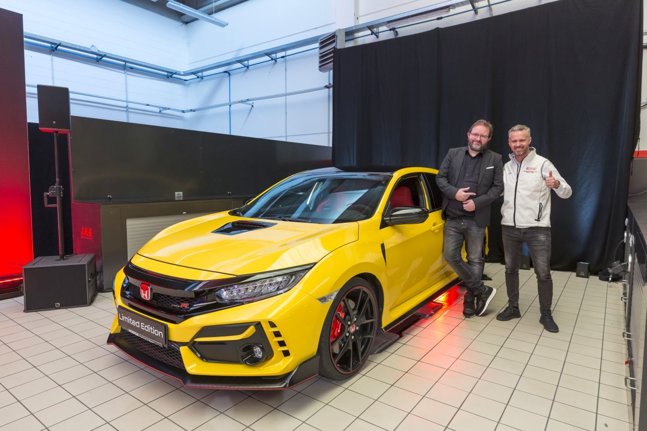 Monteiro bei der Weltpremiere der Honda Civic Type R Limited Edition bei JAS-Motorsport in der Nähe von Mailand mit Gerald Enzinger.