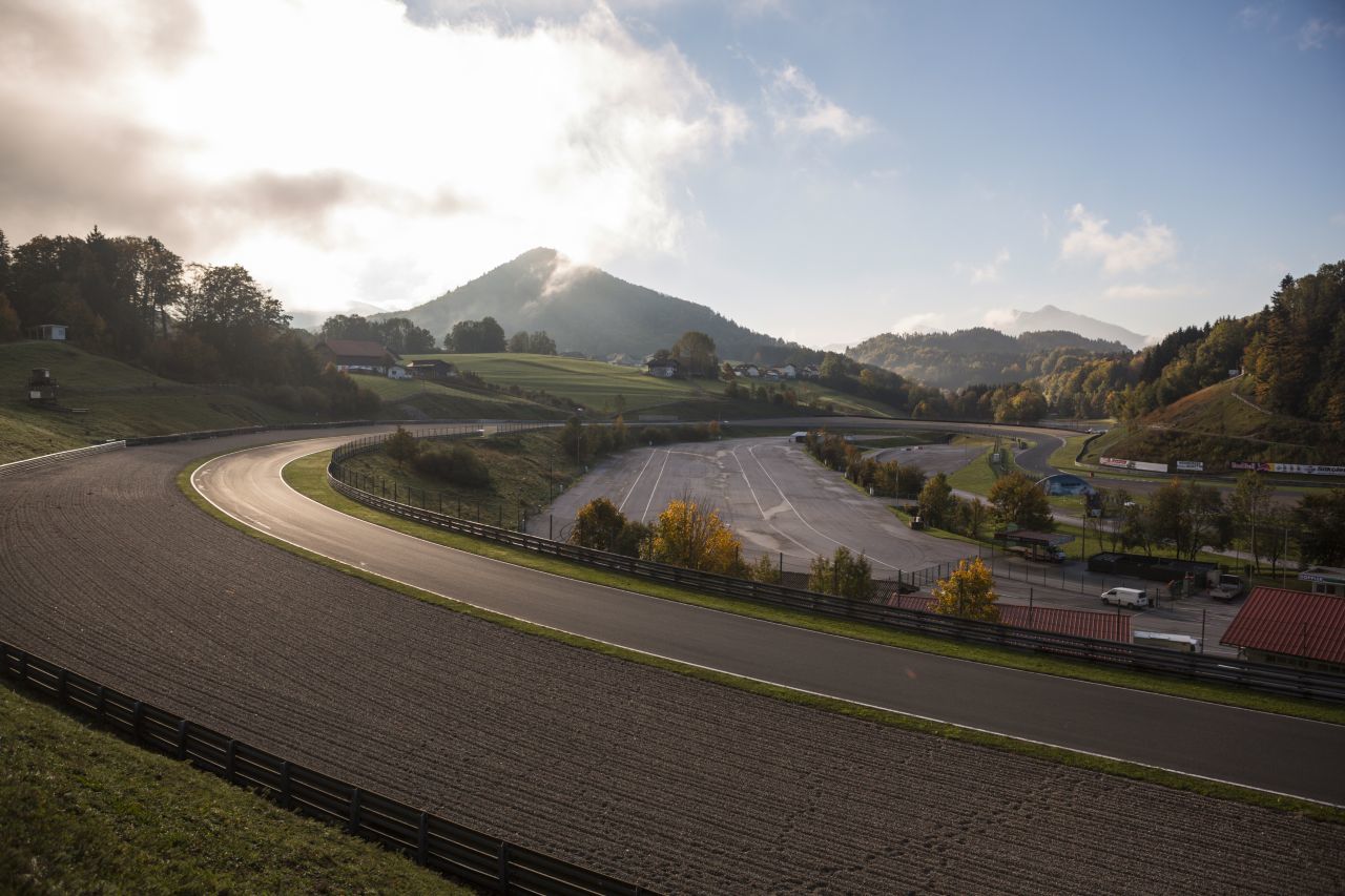 Im Juli wird die inoffizielle Tourenwagen-WM wieder auf den idyllischen Salzburgring zurückkehren. Es wird spannend sein, den Civic R-Type in der legendären Fahrerlager-Kurve rasen zu sehen.