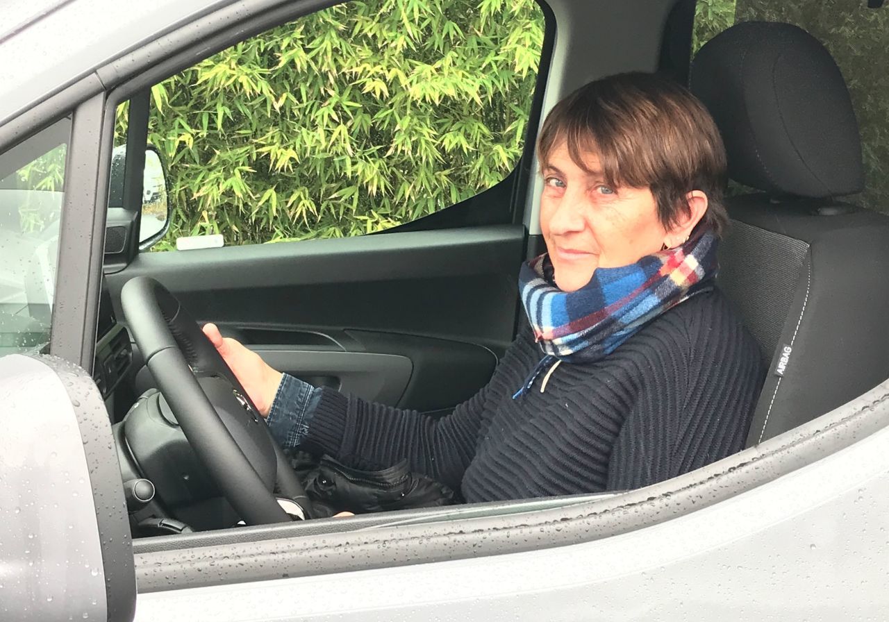 Fazit von Motorprofis-Testerin Beatrix Keckeis-Hiller: „Kompakte Lieferwagen und Hochdachkombis gibt es jetzt also auch bei Toyota – das ist gut, denn mehr Innenraum verbunden mit innenstadttauglichen Abmessungen gibt es nirgends. Firmen wissen das schon lange. Seit das Komfortniveau bei den PKW-Varianten erstaunlich hoch ist, steigen auch viele Familien ein.