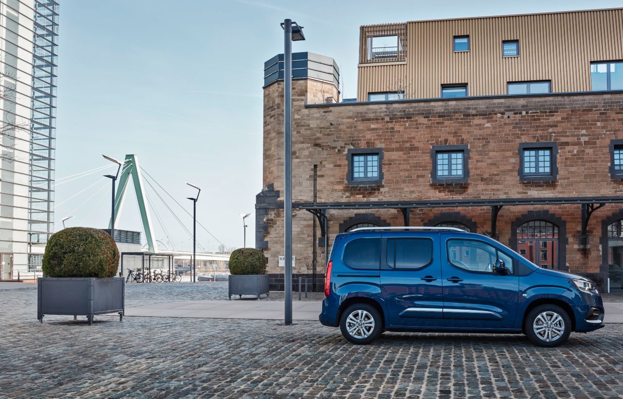 Moderne Familienplanung von Toyota: Auf innenstadttauglichen 4,40 Meter Länge gehen sich bis zu sieben Sitze oder 3000 Liter Ladevolumen aus.