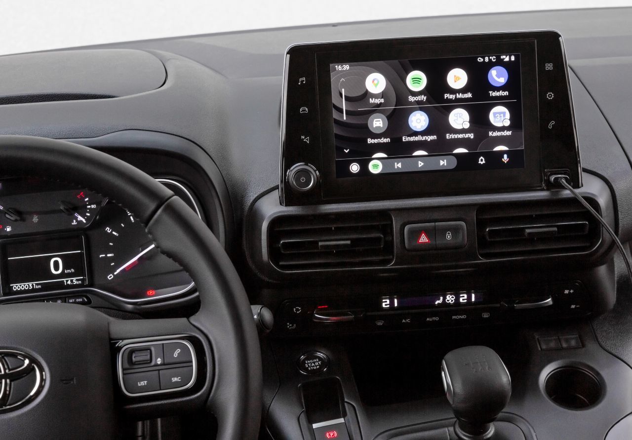 Neuester Stand: 8-Zoll-Touchscreen mit Smartphone-Integration. Auf Wunsch gibt es sogar eine Automatik mit acht Stufen.