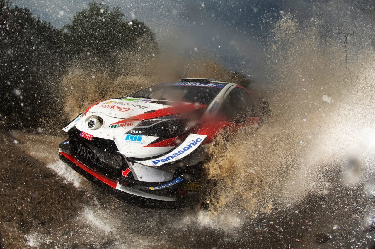 Altmeister Sebastien Ogier surfte durch Schlamm und Dreck zum Sieg in Mexiko – seinem ersten für Toyota. Nun führt er in der WM.