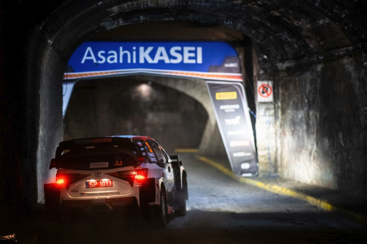 ...und Prüfungen durch die engen Tunnel eines stillgelegten Silberbergwerkes...