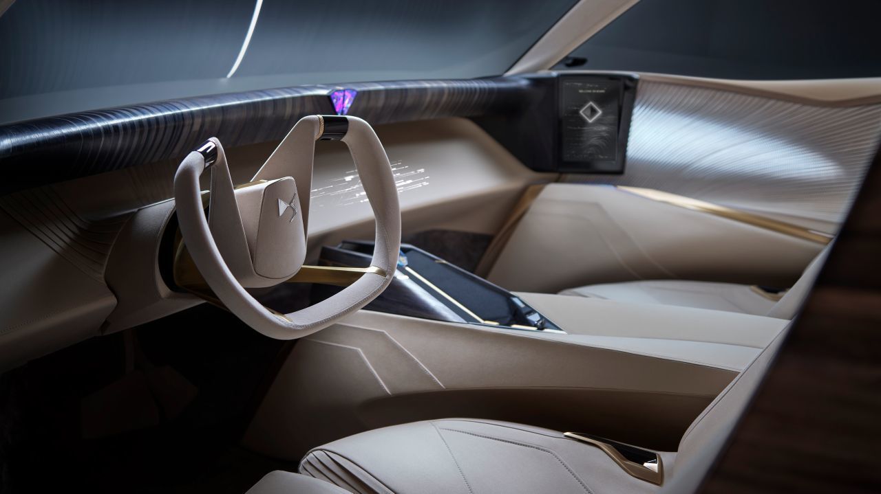 Das Interieur zeigt neuen Technologien wie die auf Ultraschall basierende dreidimensionale Gestensteuerung und die versenkbaren Displays.