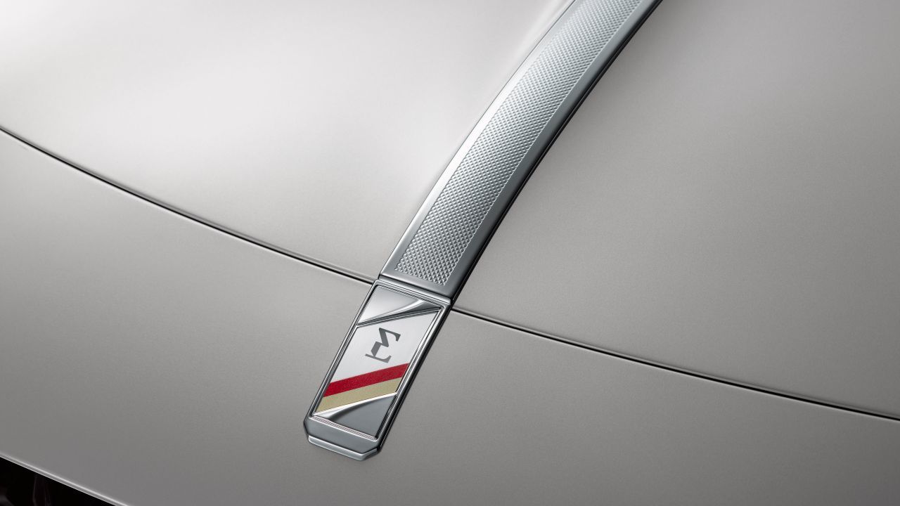 Einzigartig: Chromspange AUF der Motorhaube.