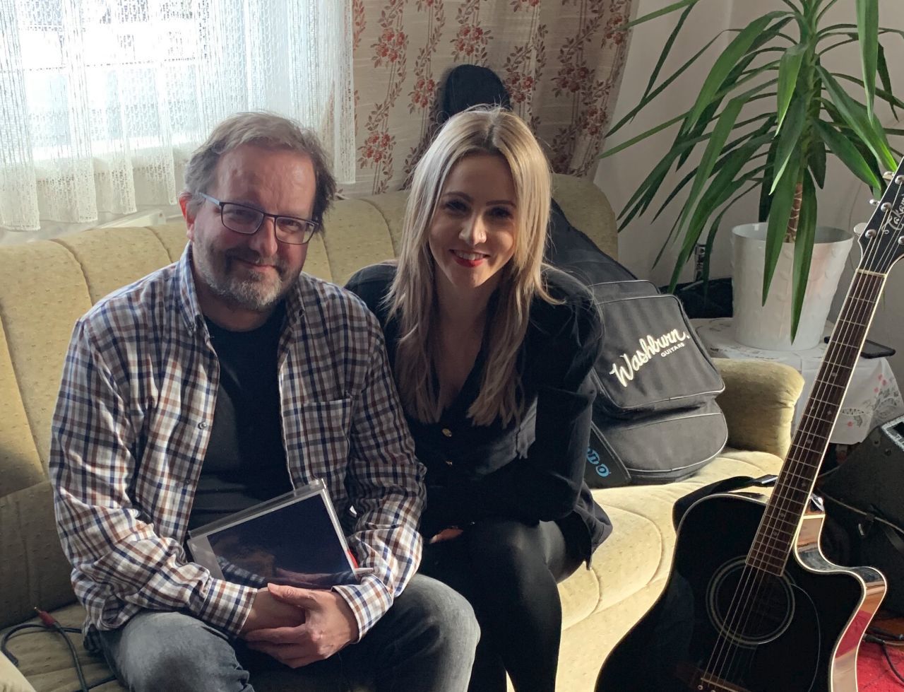 Melissa Naschenweg und Gerald Enzinger beim Interview im Rahmen von Studio-Aufnahmen.