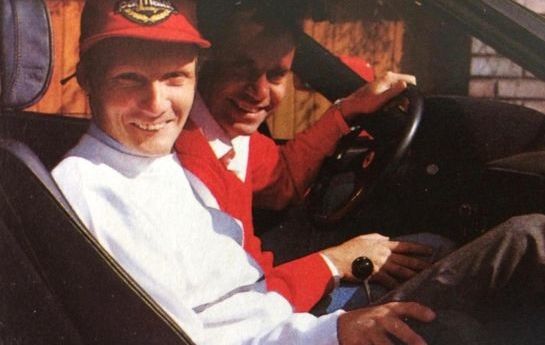 Die großen Reportagen der Autorevue gibt es nun auch als Podcast: In Folge 1 erzählt Herbert Völker über einen Tag mit Niki Lauda im Jahr 1986. - Eine Fahrt mit Niki Lauda